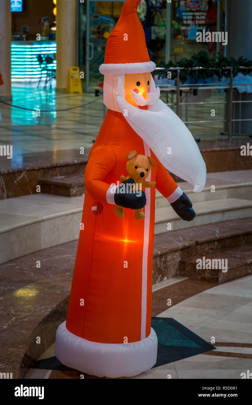 Noël Le Père Noël en noir des gants et un bonnet rouge est prêt à  rencontrer des enfants Photo Stock - Alamy