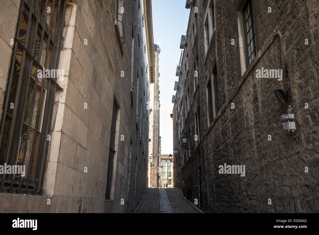 Montréal, Canada - le 4 novembre 2018 : Ruelle du Vieux Montréal, ou Vieux Montréal, bordées de vieux bâtiments de pierre. C'est le quartier historique de distr Banque D'Images