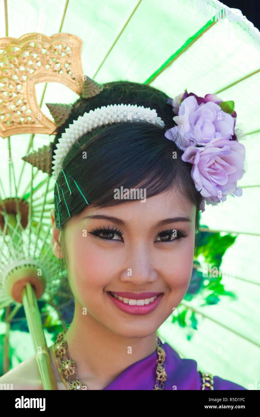 Traditional Thai Costume Banque D Image Et Photos Page 3 Alamy