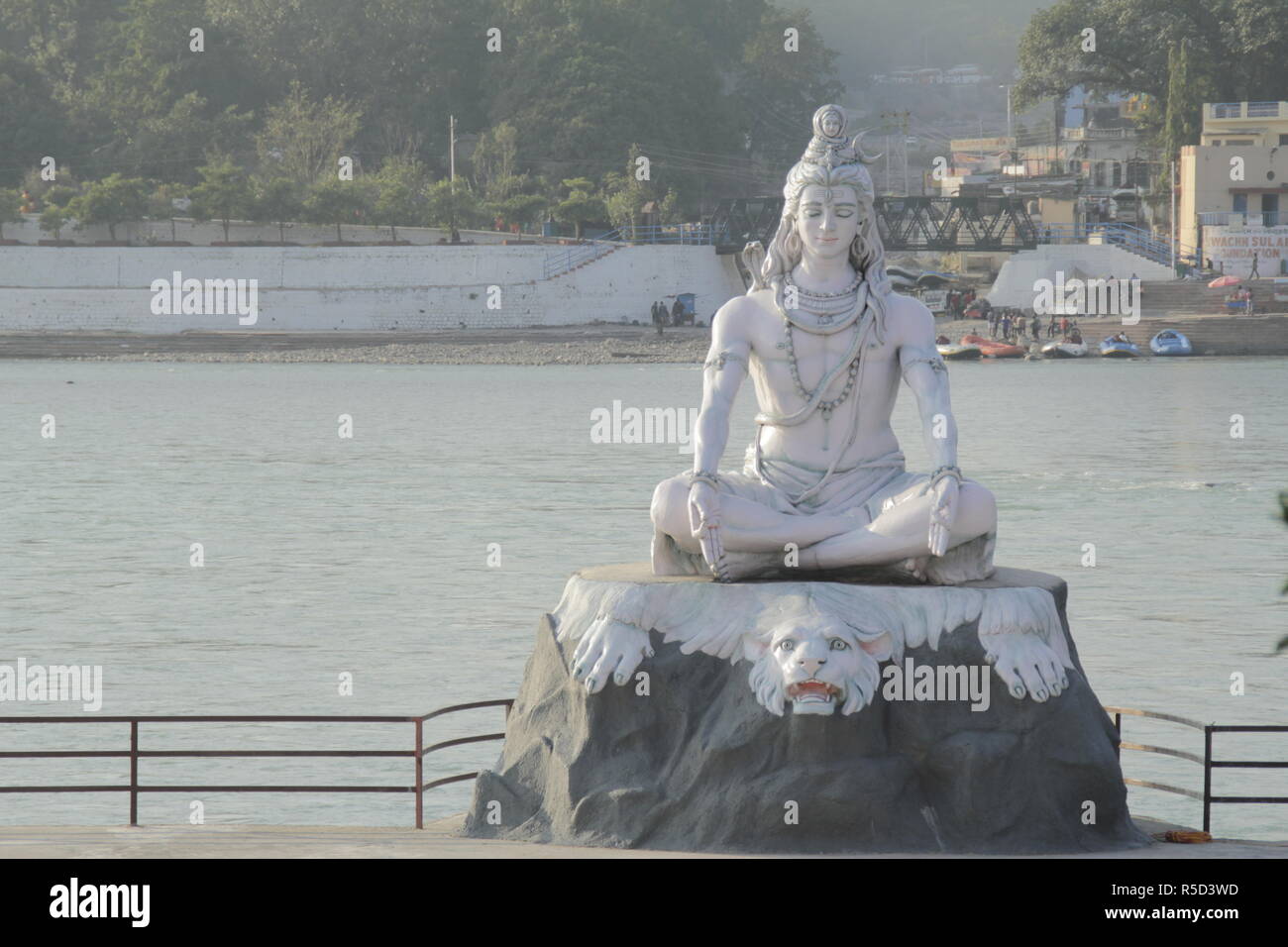Dieu hindou Shiva statue à Rishikesh, Inde. Le fleuve ganga coule dans l'arrière-plan Banque D'Images