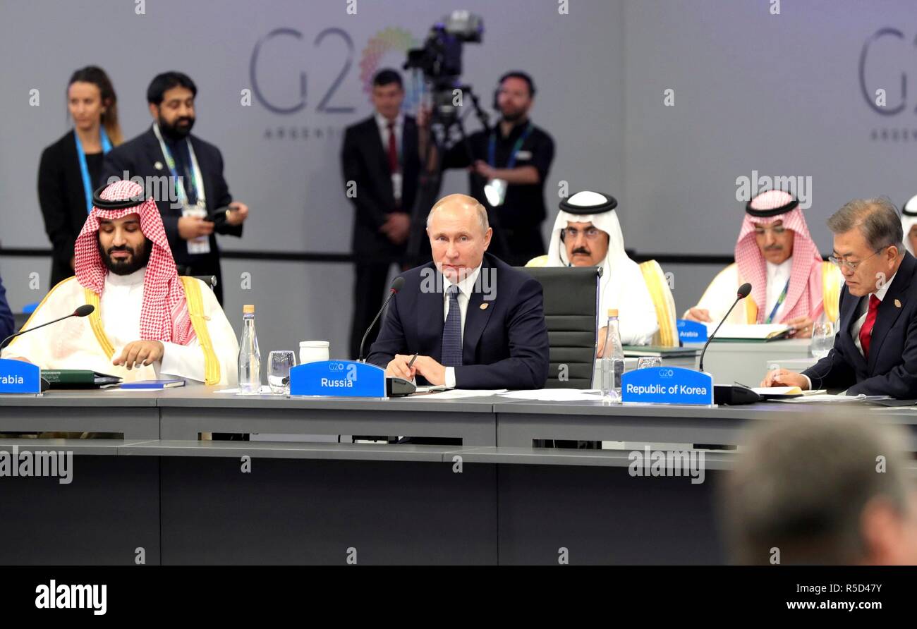 Buenos Aires, Argentine. 30Th Nov, 2018. Le président russe Vladimir Poutine, centre, s'assoit à côté de l'Arabie Prince Mohammed bin Salman, gauche, au début de la réunion au sommet du G20 sur la Costa Salguero Center le 30 novembre 2018 à Buenos Aires, Argentine. Credit : Planetpix/Alamy Live News Banque D'Images