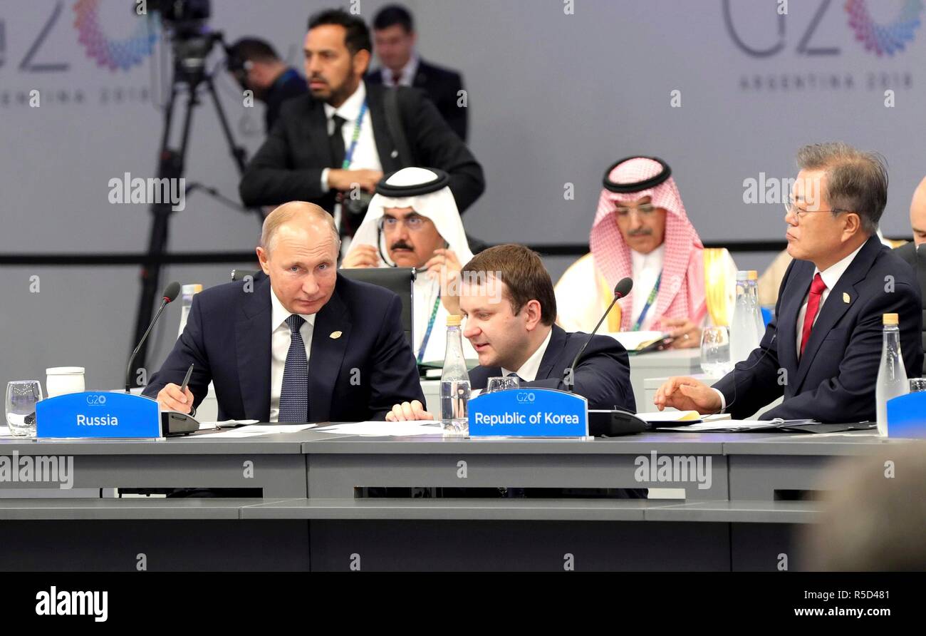 Buenos Aires, Argentine. 30Th Nov, 2018. Le président russe Vladimir Poutine, à gauche, s'entretient avec le ministre du Développement économique, Maxim Oreshkin Centre, avant le début de la réunion au sommet du G20 sur la Costa Salguero Center le 30 novembre 2018 à Buenos Aires, Argentine. Credit : Planetpix/Alamy Live News Banque D'Images