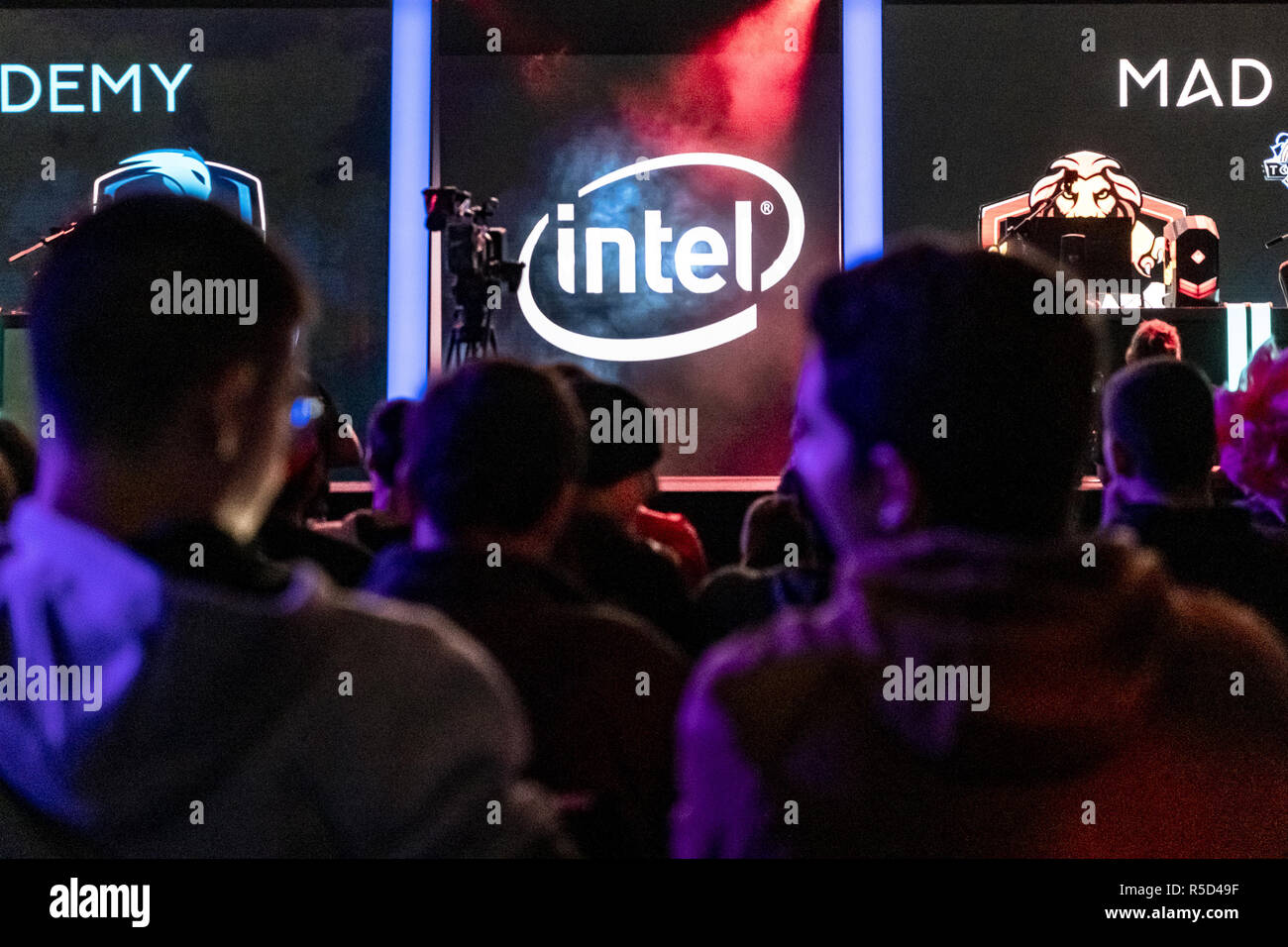 Barcelone, Catalogne, Espagne. 30Th Nov, 2018. Le logo Intel est perçue au cours du salon.Le Salon, Foire mondiale des Jeux de Barcelone, dédiée à l'industrie du jeu vidéo présente son exposition principale à Barcelone entre le 29 novembre et le 2 décembre. La salle d'exposition aura plus de 194 marques exposantes. Credit : Paco Freire SOPA/Images/ZUMA/Alamy Fil Live News Banque D'Images