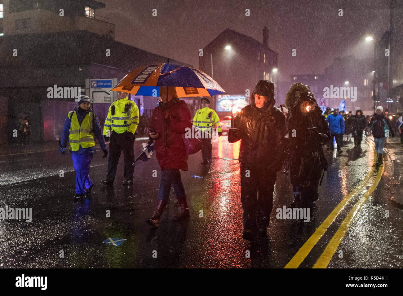 Glasgow, Ecosse, Royaume-Uni. 30Th Nov, 2018. Le quartier West End de Glasgow Festival troisième retraite aux flambeaux St Andrew's Day Parade a commencé dans la sec à la Glasgow Botanic Gardens. Plus tard, une douche très lourd peut avoir éteint quelques torches mais n'a pas entamer la bonne humeur que la parade a fait son chemin à travers le quartier West End de Glasgow à Kelvingrove Art Gallery and Museum Crédit : Kay Roxby/Alamy Live News Banque D'Images