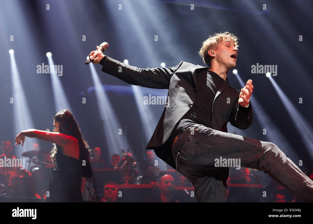 Hambourg, Allemagne. 30Th Nov, 2018. Tim Bendzko, chanteur, est sur scène lors de la tournée annuelle de 'Night of the Proms' dans l'arène. Barclaycard Cette année, le Klassik-trifft-format Pop fête ses 25 ans. Credit : Georg Wendt/dpa/Alamy Live News Banque D'Images