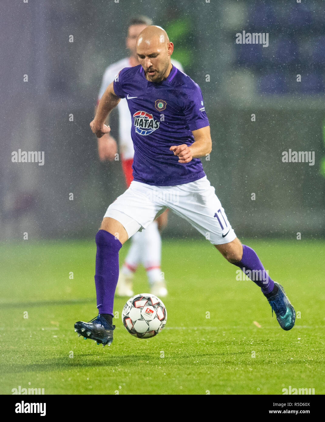 Aue, l'Allemagne. 30Th Nov, 2018. Soccer : 2ème Bundesliga, Erzgebirge Aue - Jahn Regensburg, 15e journée, dans le Sparkassen-Erzgebirgsstadion. Uae Philipp Riese sur la balle. Crédit : Robert Michael/DPA - NOTE IMPORTANTE : en conformité avec les exigences de la DFL Deutsche Fußball Liga ou la DFB Deutscher Fußball-Bund, il est interdit d'utiliser ou avoir utilisé des photographies prises dans le stade et/ou la correspondance dans la séquence sous forme d'images et/ou vidéo-comme des séquences de photos./dpa/Alamy Live News Banque D'Images