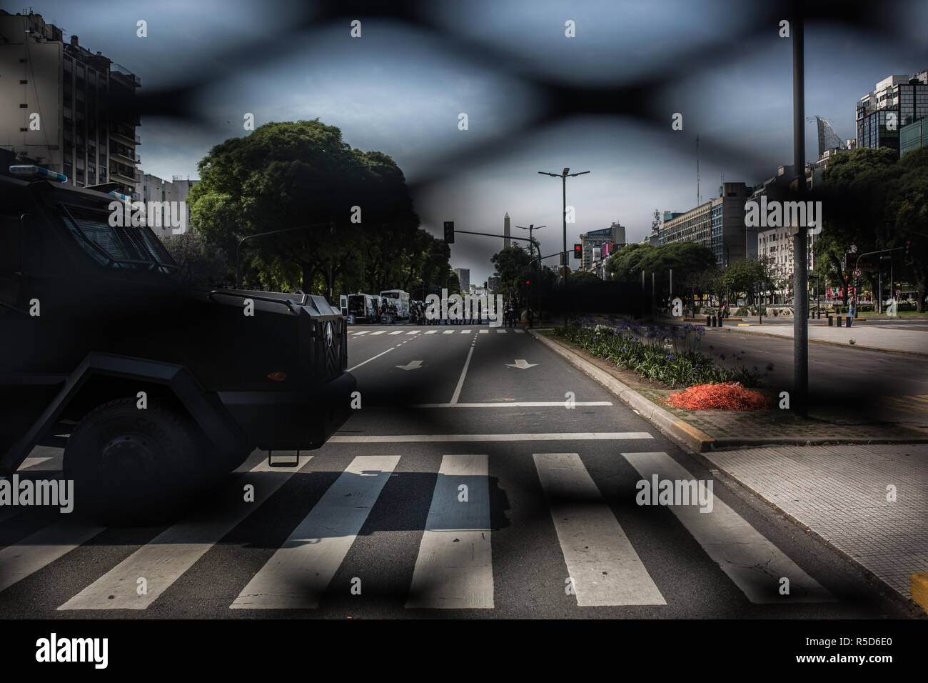 Buenos Aires, Argentine. 30Th Nov, 2018. Les forces de sécurité sont déployées dans une protestation pacifique contre le sommet du G20 dans le centre de Buenos Aires. Crédit : Nicolas Villalobos/dpa/Alamy Live News Banque D'Images