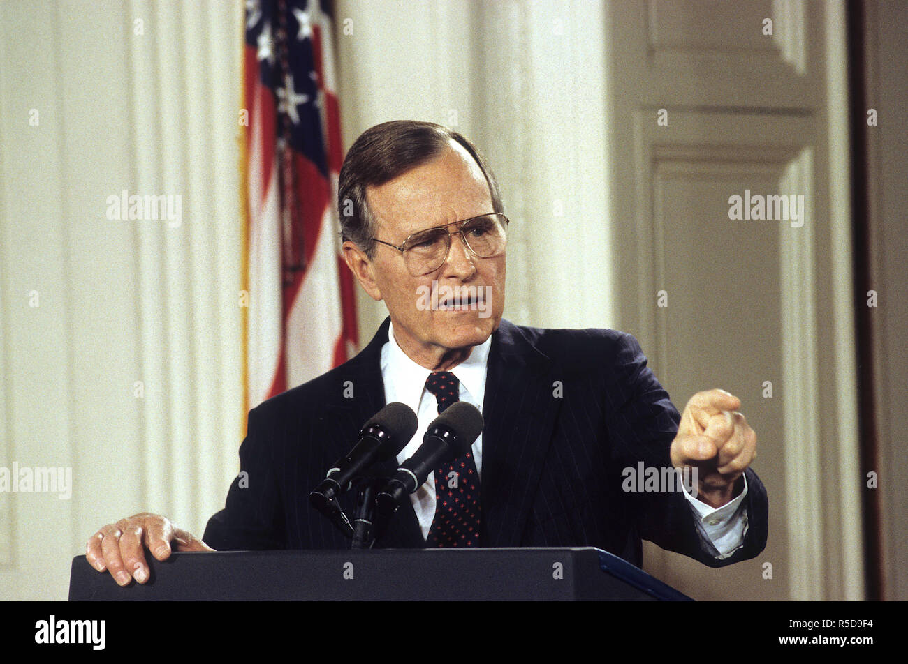 30 novembre 2018. ***PHOTO*** George H. W. Bush nous a quittés Washington DC., USA, le 4 juin 1992, le président George H. W. Bush répond aux questions des journalistes. C'était après sa rencontre avec le premier ministre Eugenia Charles et d'autres dirigeants des Caraïbes de l'Est au cours d'une visite officielle de ces dirigeants à la Maison Blanche. Credit : Mark Reinstein/MediaPunch MediaPunch Crédit : Inc/Alamy Live News Crédit : MediaPunch Inc/Alamy Live News Crédit : MediaPunch Inc/Alamy Live News Banque D'Images
