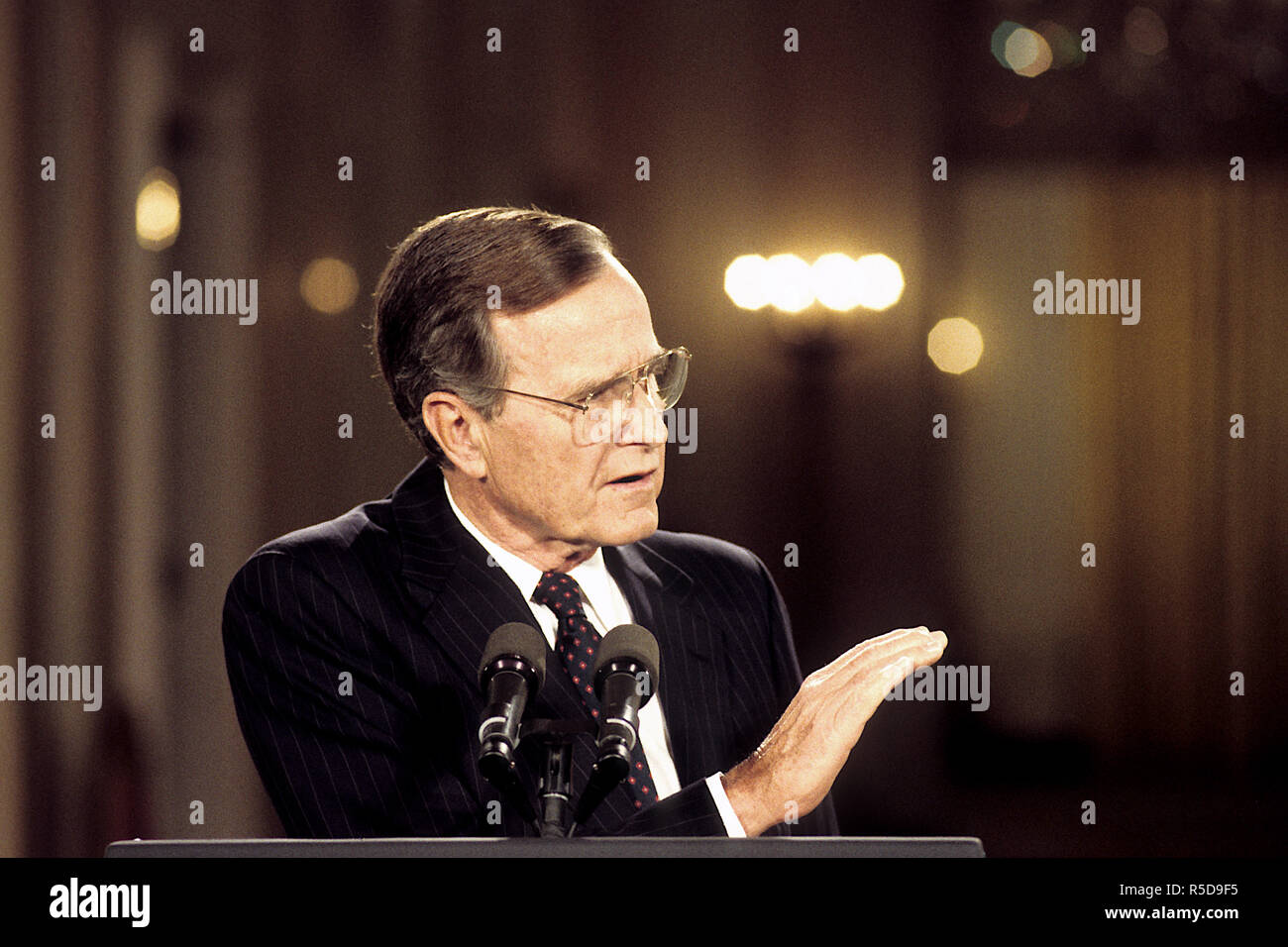 30 novembre 2018. ***PHOTO*** George H. W. Bush nous a quittés Washington DC., USA, juin 4,1992 Le Président George H. W. Bush répond aux questions des journalistes. C'était après sa rencontre avec le premier ministre Eugenia Charles et d'autres dirigeants des Caraïbes de l'Est au cours d'une visite officielle de ces dirigeants à la Maison Blanche. Credit : Mark Reinstein/MediaPunch MediaPunch Crédit : Inc/Alamy Live News Crédit : MediaPunch Inc/Alamy Live News Crédit : MediaPunch Inc/Alamy Live News Banque D'Images
