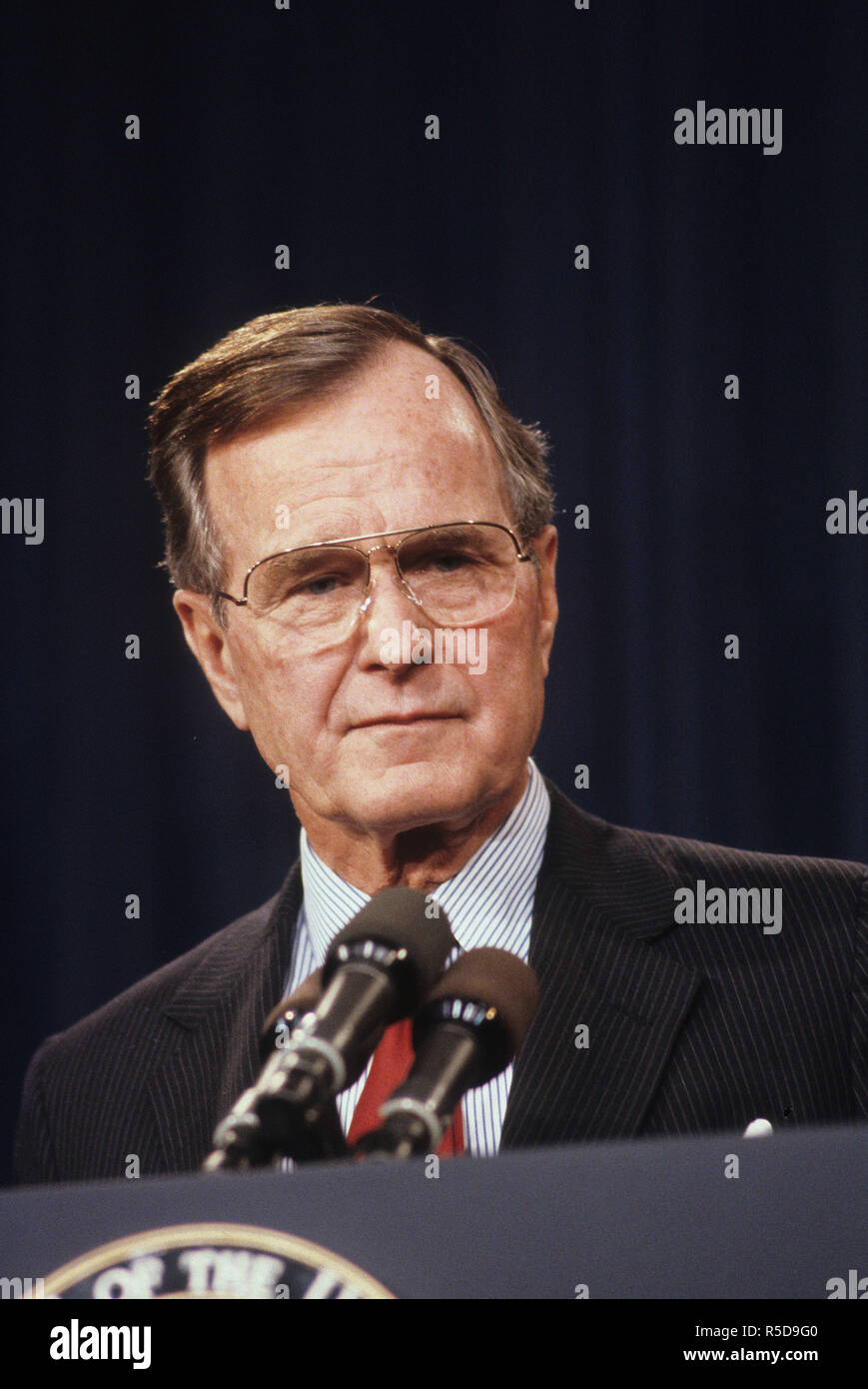 30 novembre 2018. ***PHOTO*** George H. W. Bush nous a quittés Washington DC., USA, 7 décembre 1988, vice-président George H. W. Bush prononce un discours sur le Pearl Harbor Day aux anciens combattants. Credit : Mark Reinstein/MediaPunch MediaPunch Crédit : Inc/Alamy Live News Crédit : MediaPunch Inc/Alamy Live News Crédit : MediaPunch Inc/Alamy Live News Banque D'Images