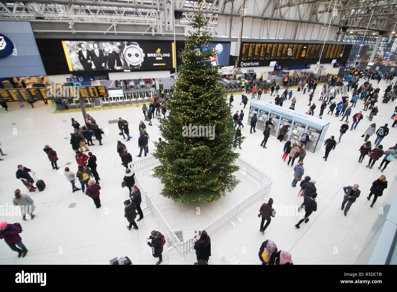 London UK. 1er décembre 2018. Un sapin de Noël géant fougère est installé à Waterloo terminal Crédit : amer ghazzal/Alamy Live News Banque D'Images