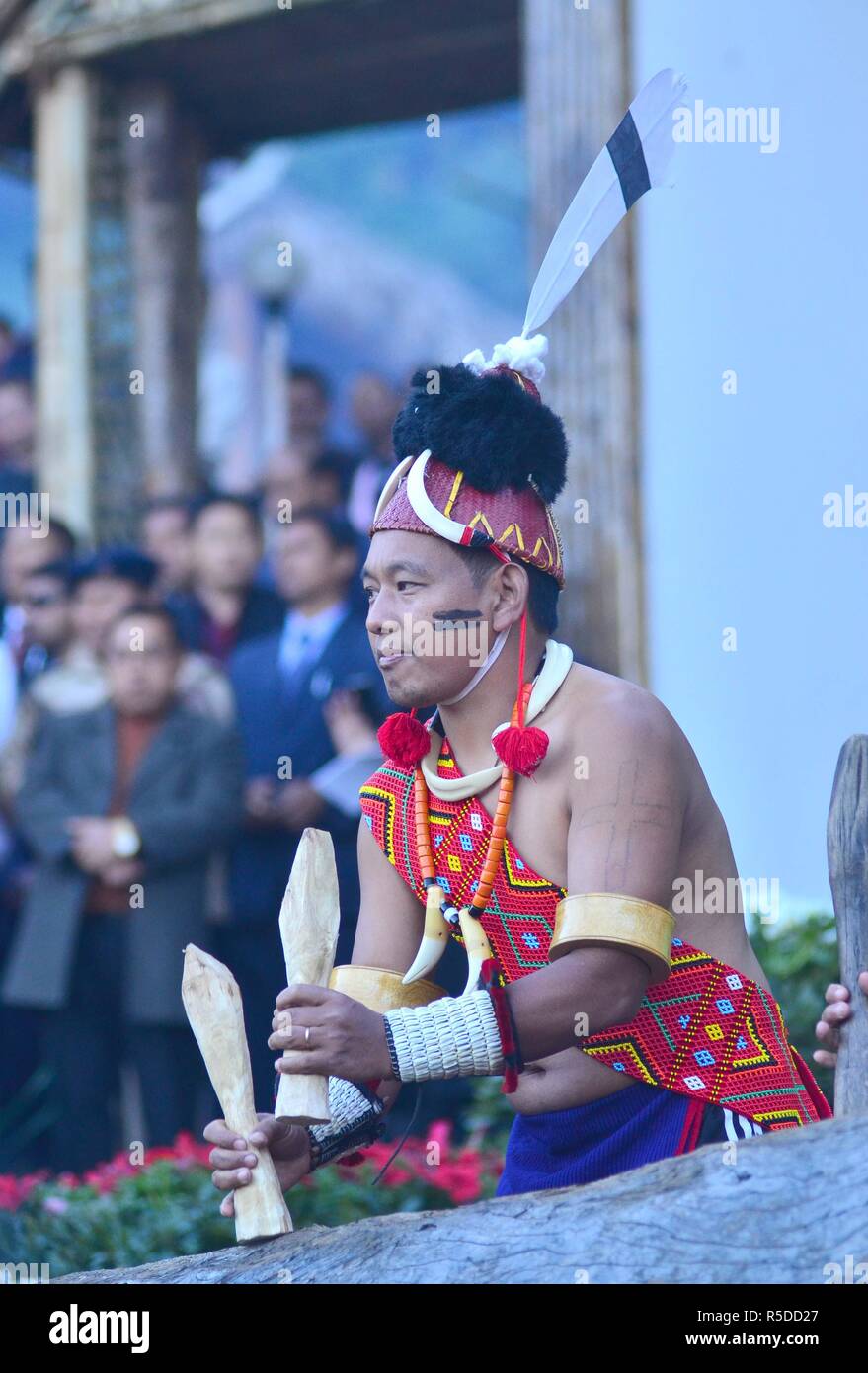 Kisama, Inde Déc 01, 2018 : Un Naga Konyak battre un tambour au niveau du journal inugural fonction du Hornbill festival à Kisama, quelques 10 kms de Kohima, Inde du nord-est de l'état de Nagaland Nagaland. Credit : Caisii Mao/Alamy Live News Banque D'Images