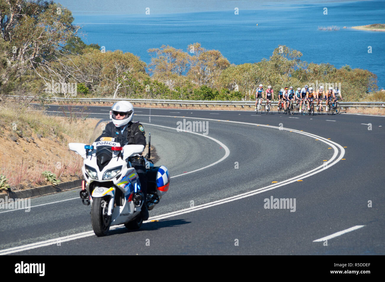 Jindabyne, Australie de l'Est - 1er décembre 2018 : police escortant le chef d'une des étapes de course Credit : Blue Pebble/Alamy Live News Banque D'Images