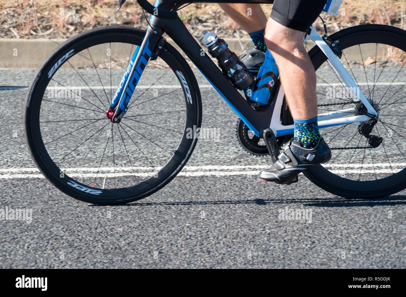 Jindabyne, Australie de l'Est - 1er décembre 2018 : roues de vélo coureurs et la route en montée sur un crédit de l'article : Blue Pebble/Alamy Live News Banque D'Images