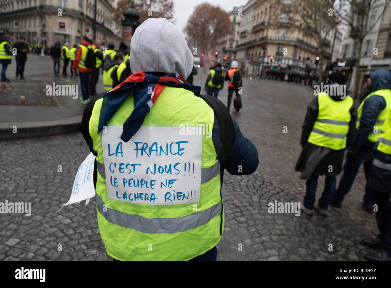 Paris, France, 01 décembre 2018. Les manifestants se heurtent à la police dans le centre de Paris, le 1 décembre 2018. 1er décembre 2018. ''Le gilet jaune'' mouvement a commencé à travers la France contre les hausses d'impôts gaz proposé par l'administration, mais a Macron cultivées sur plusieurs semaines pour représenter l'insatisfaction générale avec le coût de la vie. Crédit : Michael Candelori/ZUMA/Alamy Fil Live News Banque D'Images