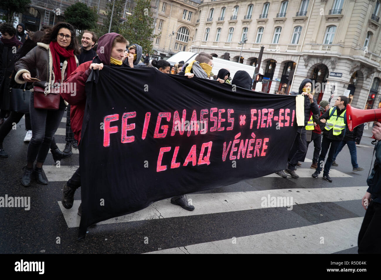 Décembre 01, 2018 - Paris, France : crs en civil, avec un brassard de la  police d'orange, l'arrestation des manifestants gilet jaune qui ont essayé  de forcer leur chemin dans l'avenue des