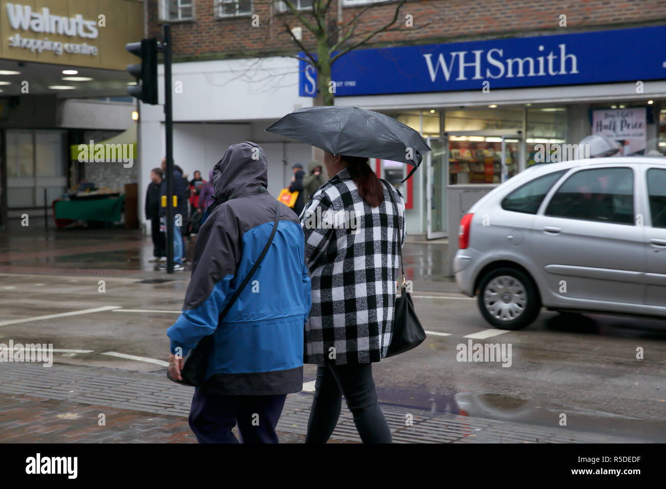 Orpington,UK,1er décembre 2018, les gens de l'hôpital à Orpington shopping un samedi matin, malgré la forte pluie.Credit : Keith Larby/Alamy Live News Banque D'Images