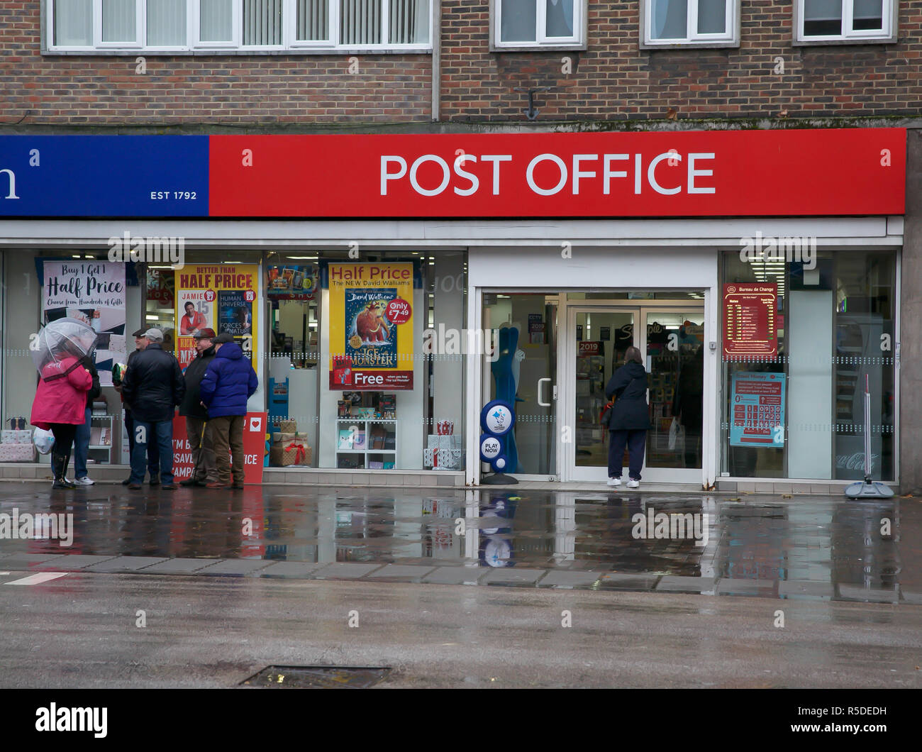 Orpington,UK,1er décembre 2018, les gens de l'hôpital à Orpington shopping un samedi matin, malgré la forte pluie.Credit : Keith Larby/Alamy Live News Banque D'Images