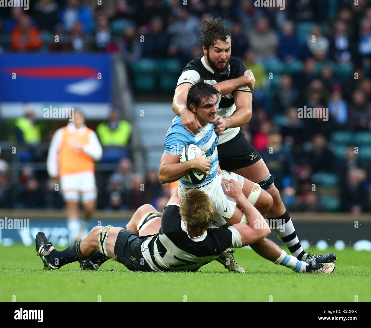 Londres, Royaume-Uni, 1er décembre 2018. L'argentine Pablo Matera est abordé par Lood de Jager (Bulls & Afrique du Sud) de barbares et Pieter-Steph du toit (Stormers & Afrique du Sud) de barbares pendant la Coupe Killik entre les Barbarians et l'Argentine au stade de Twickenham , , Londres, Angleterre le 01 décembre 2018. Action Crédit : Foto Sport/Alamy Live News Banque D'Images Londres, Royaume-Uni, 1er décembre 2018. L'argentine Pablo Matera est abordé par Lood de Jager (Bulls & Afrique du Sud) de barbares et Pieter-Steph du toit (Stormers & Afrique du Sud) de barbares pendant la Coupe Killik entre les Barbarians et l'Argentine au stade de Twickenham , , Londres, Angleterre le 01 décembre 2018. Action Crédit : Foto Sport/Alamy Live News Banque D'Images