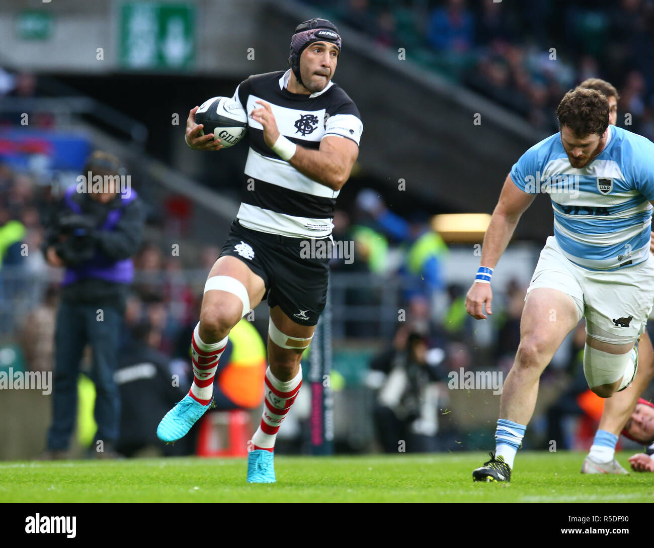 Londres, Royaume-Uni, 1er décembre 2018. Juan Manuel Leguizamon (Jaguares & Argentine) de barbares va au-dessus de sa Essayez En Killik Cup entre les Barbarians et l'Argentine au stade de Twickenham , , Londres, Angleterre le 01 décembre 2018. Action Crédit : Foto Sport/Alamy Live News Banque D'Images Londres, Royaume-Uni, 1er décembre 2018. Juan Manuel Leguizamon (Jaguares & Argentine) de barbares va au-dessus de sa Essayez En Killik Cup entre les Barbarians et l'Argentine au stade de Twickenham , , Londres, Angleterre le 01 décembre 2018. Action Crédit : Foto Sport/Alamy Live News Banque D'Images