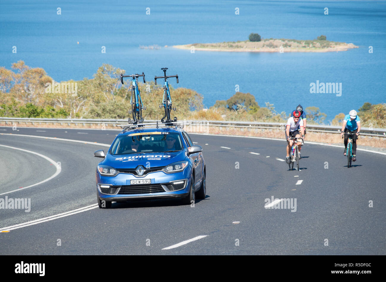 Jindabyne, Australie de l'Est - 1er décembre 2018 : Remplacement de vélo de faire son chemin à travers la course Credit : Blue Pebble/Alamy Live News Banque D'Images