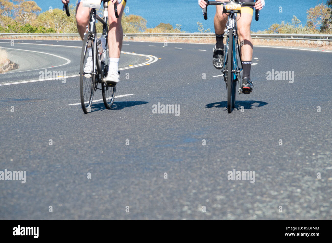 Jindabyne, Australie de l'Est - 1er décembre 2018 : Low angle de deux cyclistes et leur vélo sur une section en montée à côté du lac Jindabyne : Crédit de galets Bleu/Alamy Live News Banque D'Images