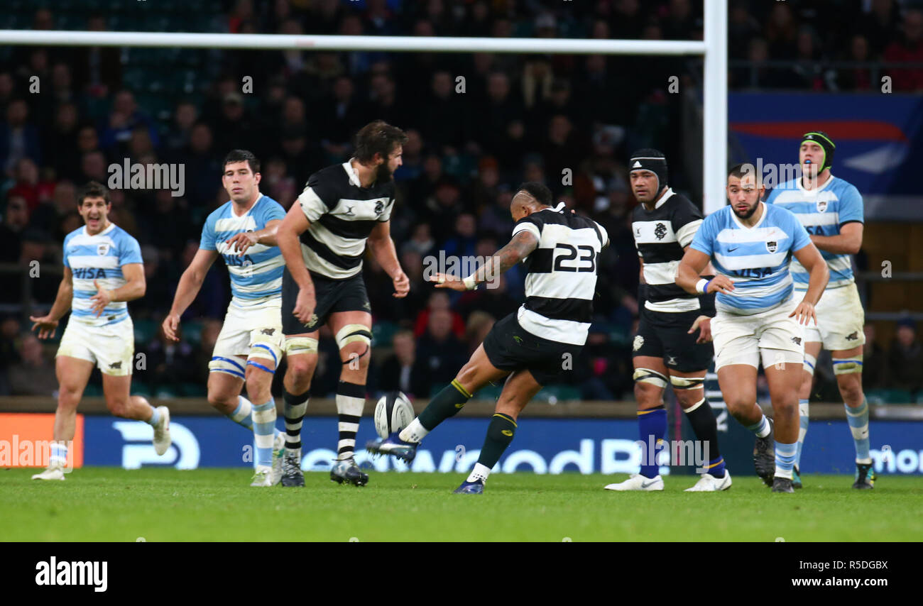 Londres, Royaume-Uni, 01 décembre 2018 Elton Jantjies & Lions (Afrique du Sud) de barbares frappe la gagner des points pendant la Coupe Killik entre les Barbarians et l'Argentine au stade de Twickenham , , Londres, Angleterre le 01 décembre 2018. Action Sport Crédit Photo Banque D'Images