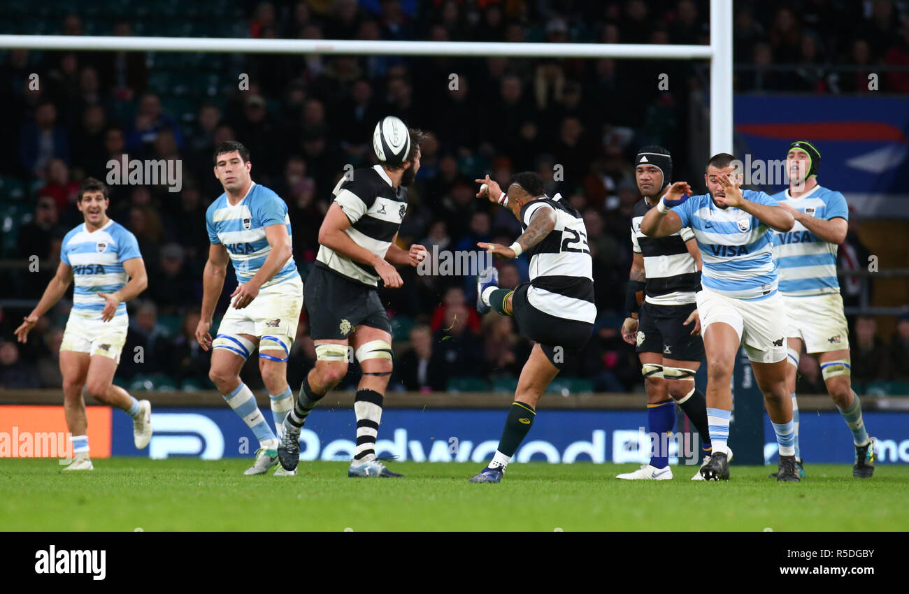 Londres, Royaume-Uni, 01 décembre 2018 Elton Jantjies & Lions (Afrique du Sud) de barbares frappe la gagner des points pendant la Coupe Killik entre les Barbarians et l'Argentine au stade de Twickenham , , Londres, Angleterre le 01 décembre 2018. Action Sport Crédit Photo Banque D'Images