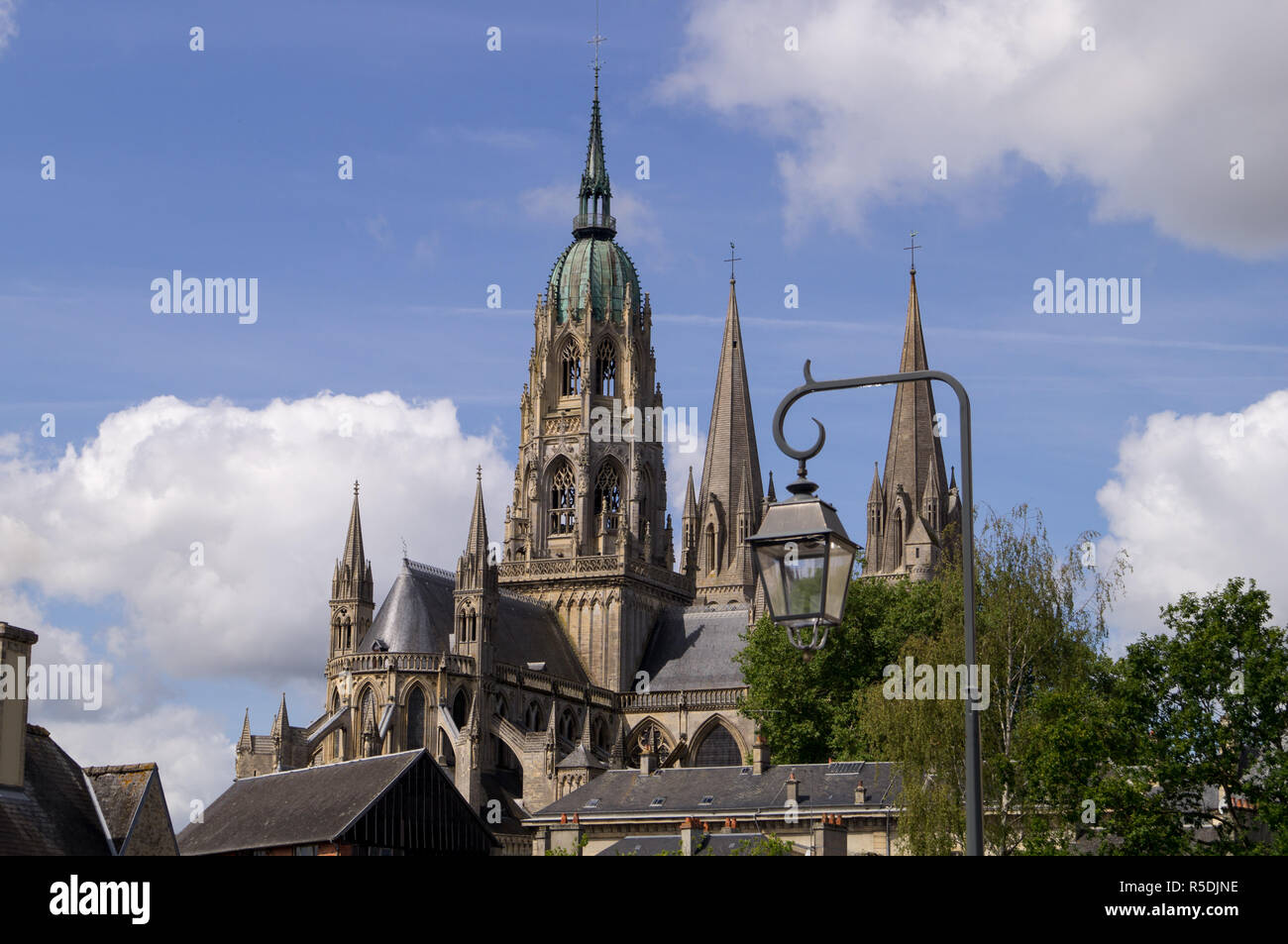 Vue de la cathédrale de Bayeux avec streetlight Banque D'Images