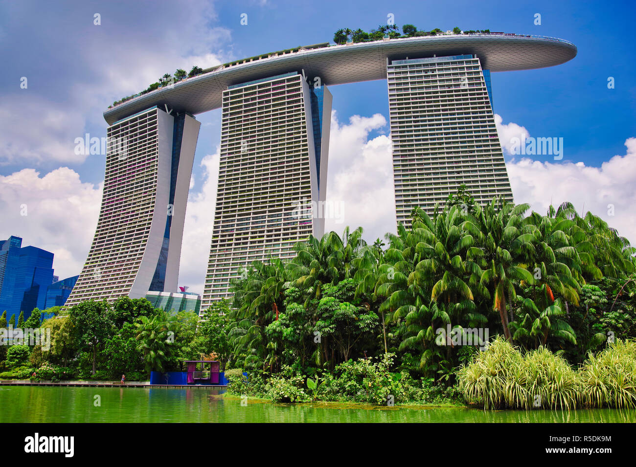 Le Marina Bay Sands à Singapour bâtiment contre un ciel bleu - capturés dans les jardins de la baie park Banque D'Images