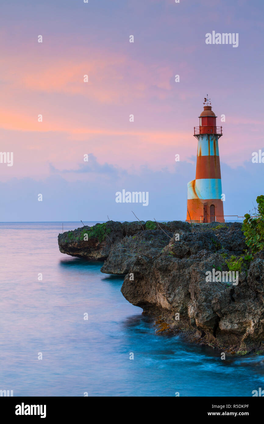 Folly Point Lighthouse illuminted au crépuscule, Port Antonio, Portland Parish, Jamaïque, Caraïbes Banque D'Images