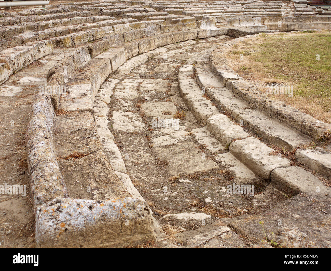 Vestiges d'un amphithéâtre à semi-circulaire du Parc archéologique de Metaponto, province de Matera, Italie Banque D'Images