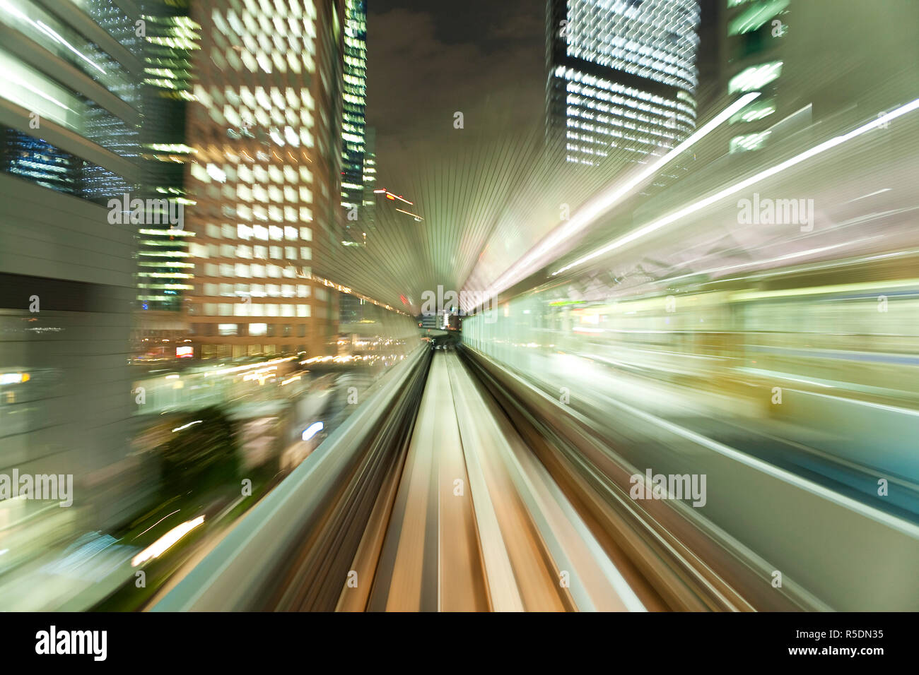 L'Asie, Japon, Honshu, Tokyo, POV blurred motion des bâtiments de Tokyo à partir d'un train en mouvement Banque D'Images