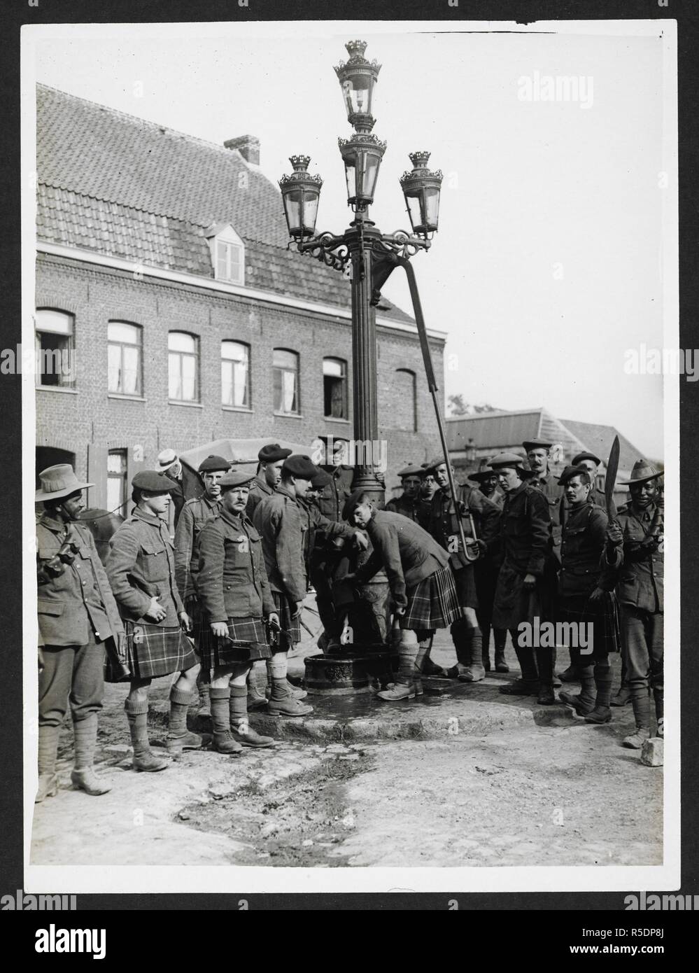 La ville [de la pompe de la Gorgue, France]. Seaforth Highlanders et Gurkhas réunis autour de la pompe. 28 août 1915. Dossier de l'armée indienne en Europe durant la Première Guerre mondiale. 20e siècle, 28 août 1915. Argentiques. Source : Photo 24/(335). Auteur : Big Sur, H. D. Banque D'Images