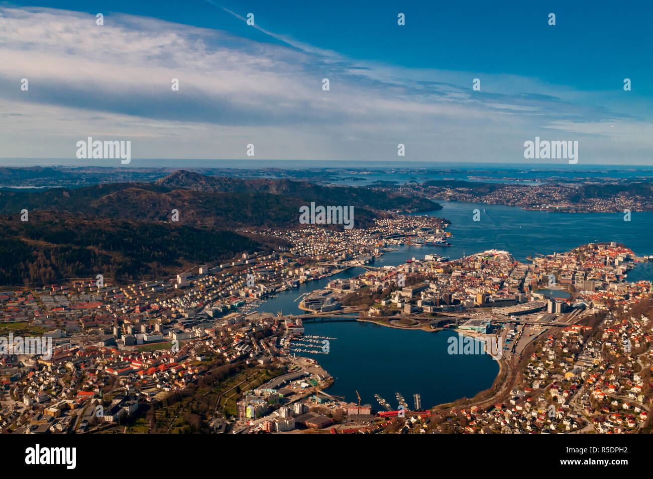 Une vue sur la belle ville de Bergen en Norvège lors d'une journée ensoleillée. Banque D'Images