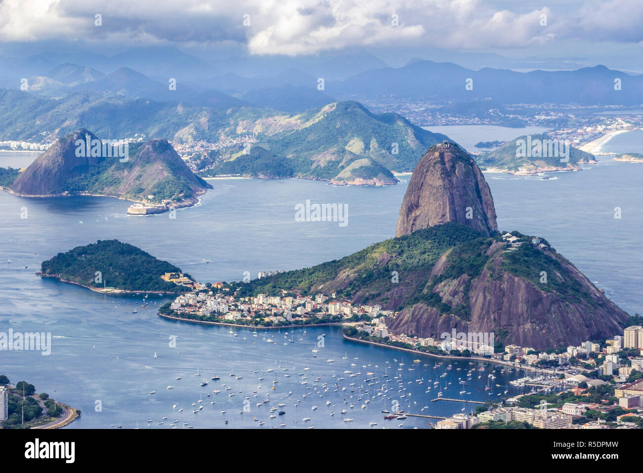 Vues du Christ la racheter Mountain sur le Pain de Sucre, Rio do Janeiro ville, banlieue et favelas, une vue imprenable sur les baies, d'îles et de la ville Banque D'Images