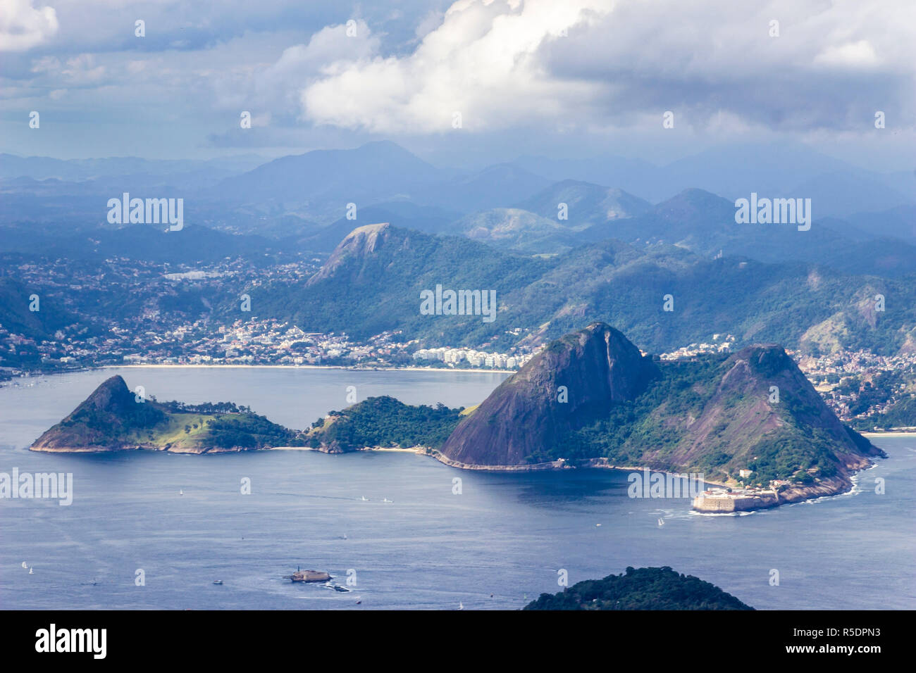 Vues du Christ la racheter Mountain sur le Pain de Sucre, Rio do Janeiro ville, banlieue et favelas, une vue imprenable sur les baies, d'îles et de la ville Banque D'Images