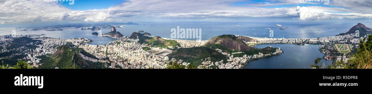 Vues du Christ la racheter Mountain sur le Pain de Sucre, Rio do Janeiro ville, banlieue et favelas, une vue imprenable sur les baies, d'îles et de la ville Banque D'Images