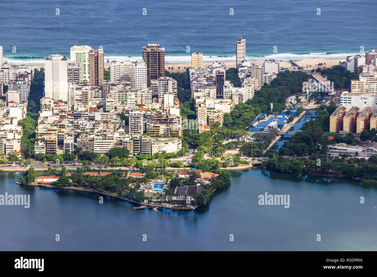Vues du Christ la racheter au cours de la montagne Rio do Janeiro ville, banlieue et favelas, une vue imprenable sur les baies, d'îles, la plage et la ville Banque D'Images