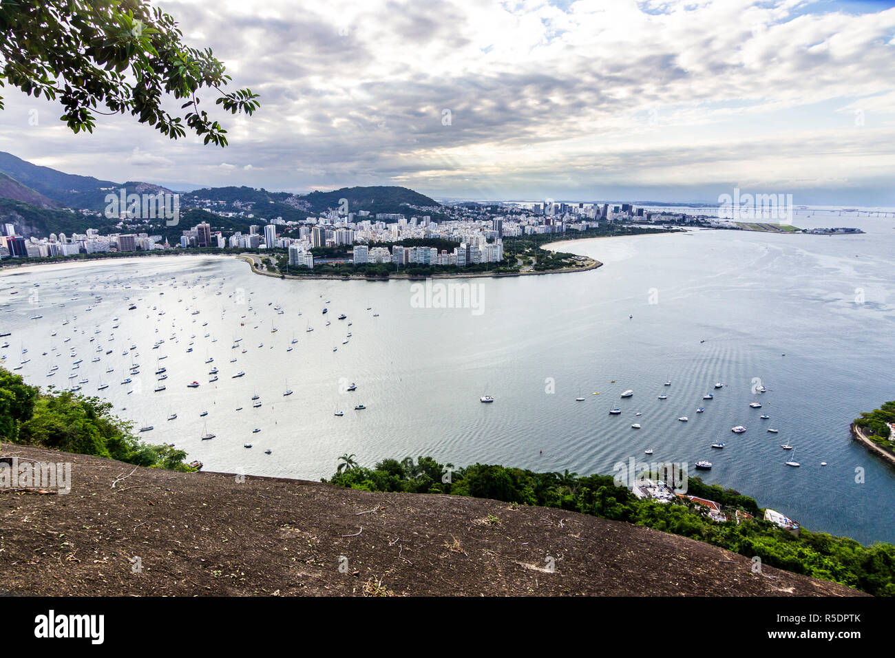 Vues du Christ la racheter au cours de la montagne Rio do Janeiro ville, banlieue et favelas, une vue imprenable sur les baies, d'îles, la plage et la ville Banque D'Images