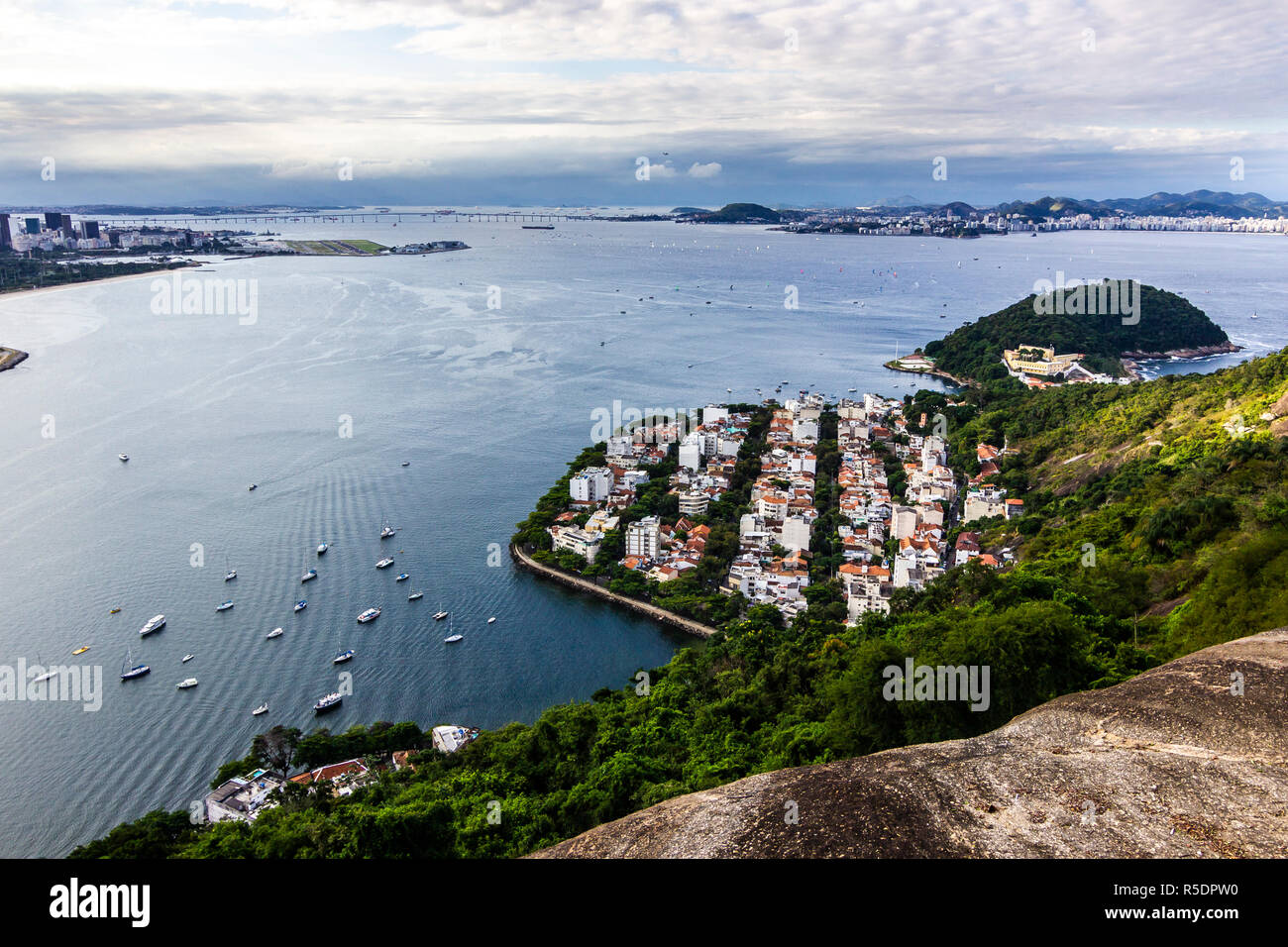 Vues du Christ la racheter au cours de la montagne Rio do Janeiro ville, banlieue et favelas, une vue imprenable sur les baies, d'îles, la plage et la ville Banque D'Images