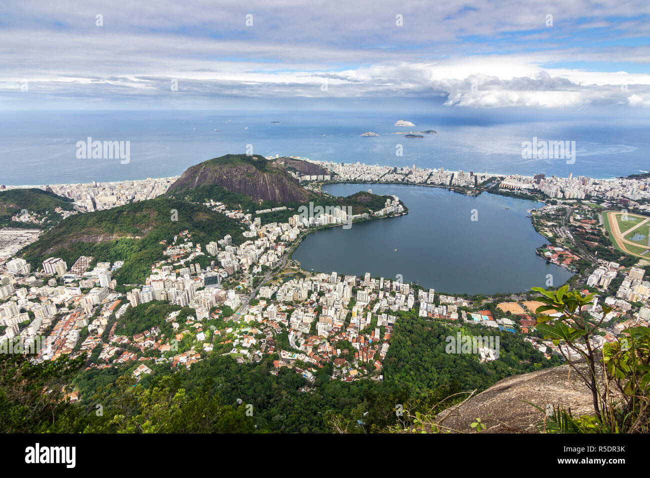 Vues du Christ la racheter au cours de la montagne Rio do Janeiro ville, banlieue et favelas, une vue imprenable sur les baies, d'îles, la plage et la ville Banque D'Images