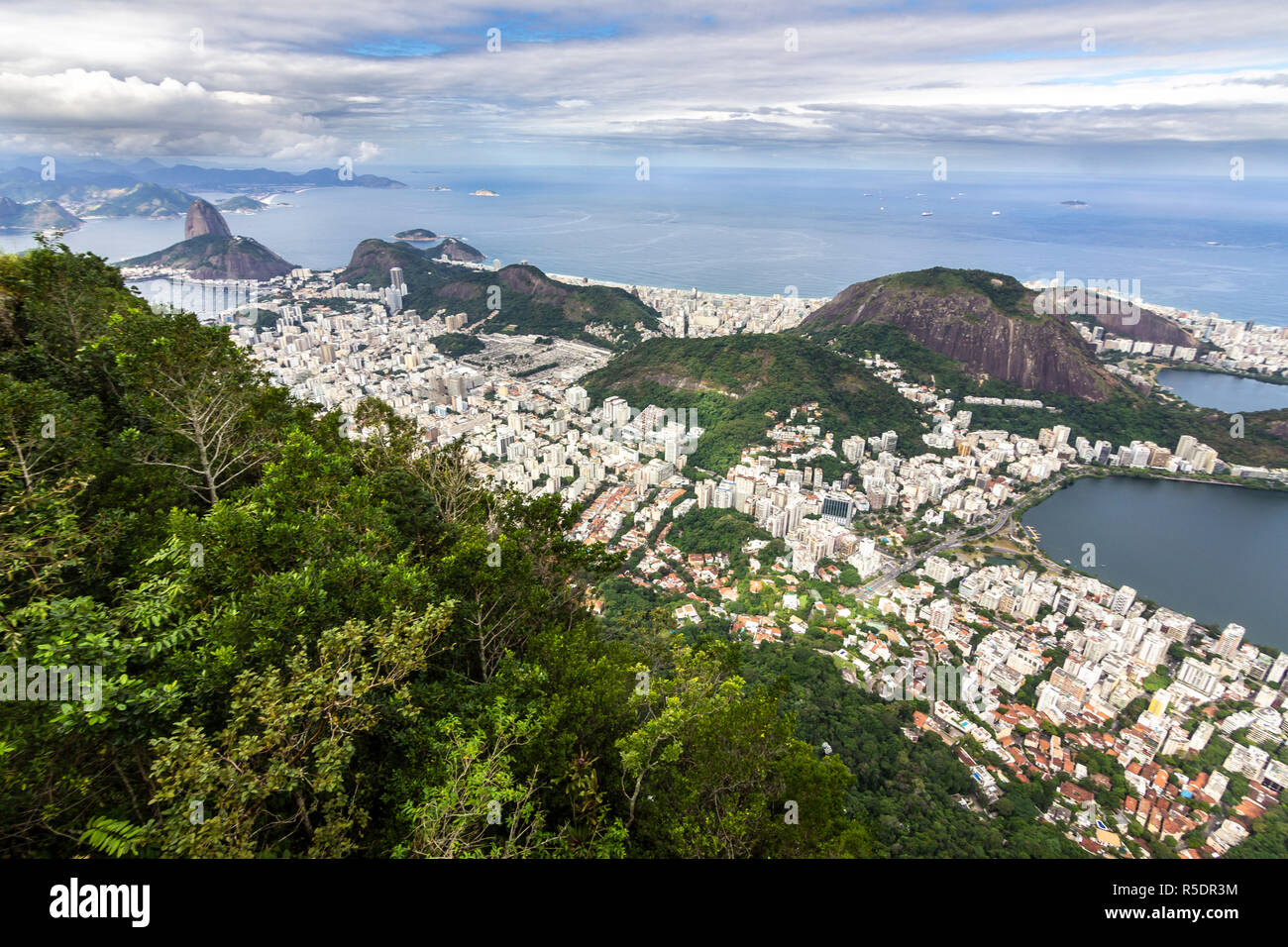 Vues du Christ la racheter au cours de la montagne Rio do Janeiro ville, banlieue et favelas, une vue imprenable sur les baies, d'îles, la plage et la ville Banque D'Images