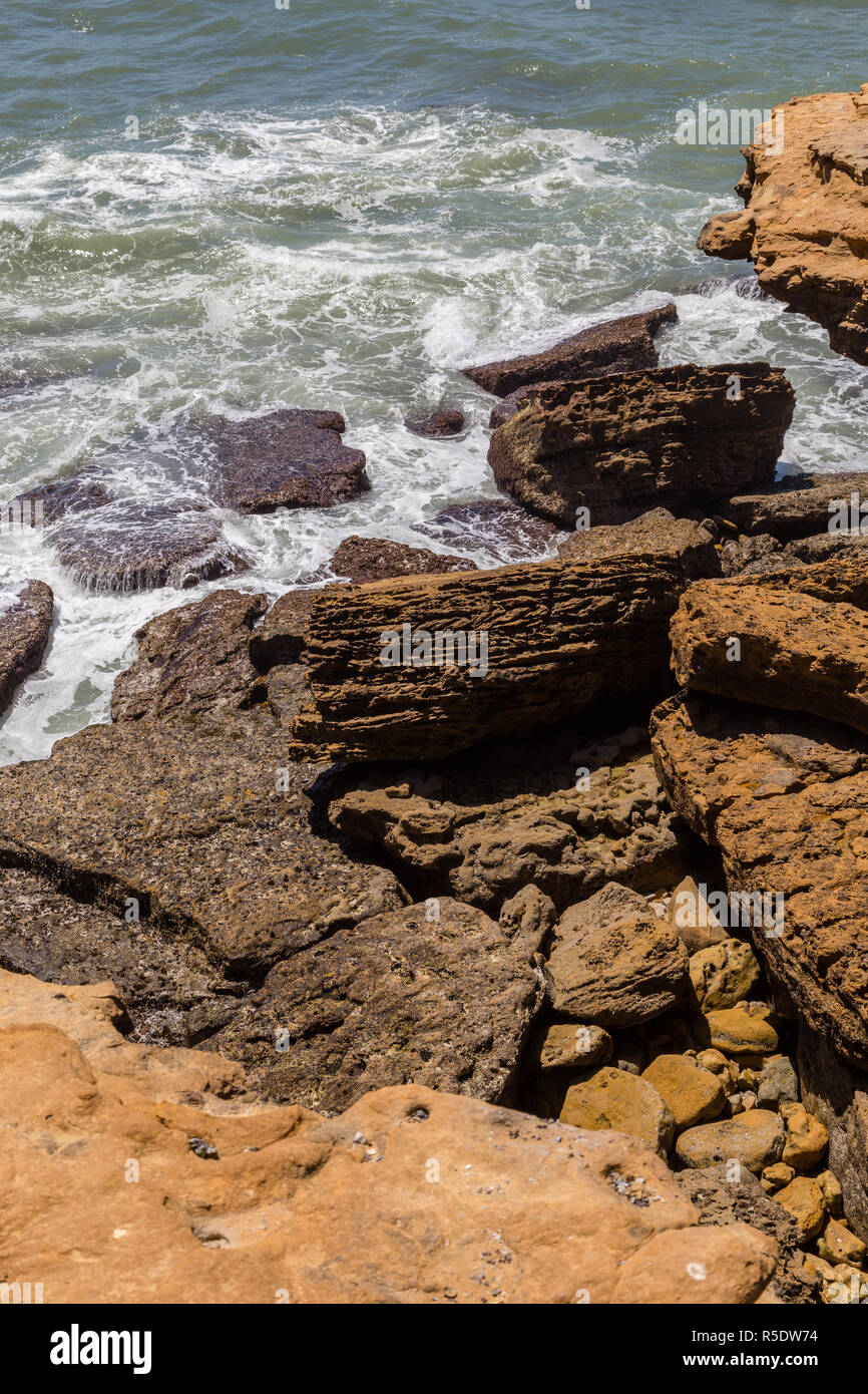 Vue sur la ligne de côte de l'océan dans les roches Banque D'Images