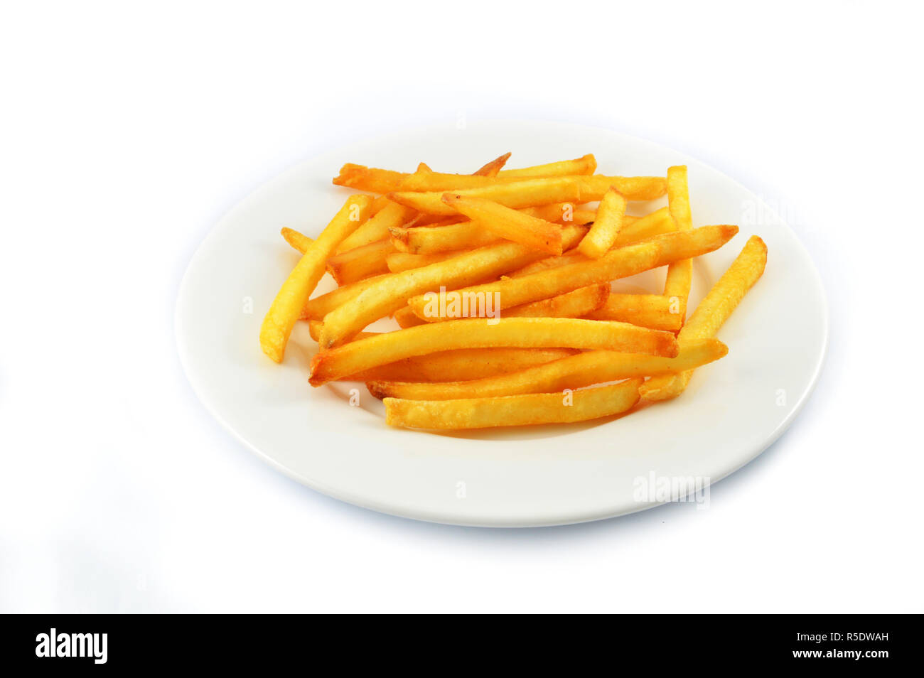Frites de pommes de terre frites isolé / frites pour snack sur plaque blanche isolé sur fond blanc Banque D'Images