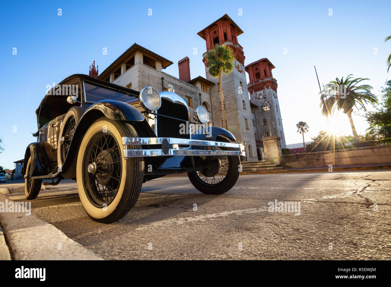 Collection ancien Vintage voiture garée en face de Lightner Museum lors d'un coucher de soleil. Prises à Saint Augustine, Florida, United States. Banque D'Images