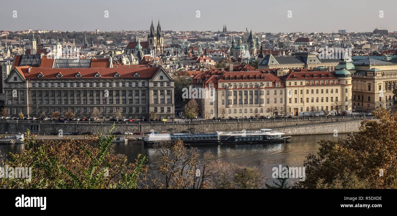 Vue aérienne de Prague, Tchéquie. Prague est la 14e plus grande ville de l'Europe et la capitale historique de la Bohême. Banque D'Images