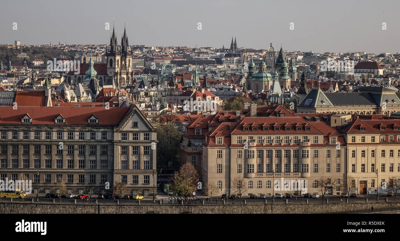 Vue aérienne de Prague, Tchéquie. Prague est la 14e plus grande ville de l'Europe et la capitale historique de la Bohême. Banque D'Images