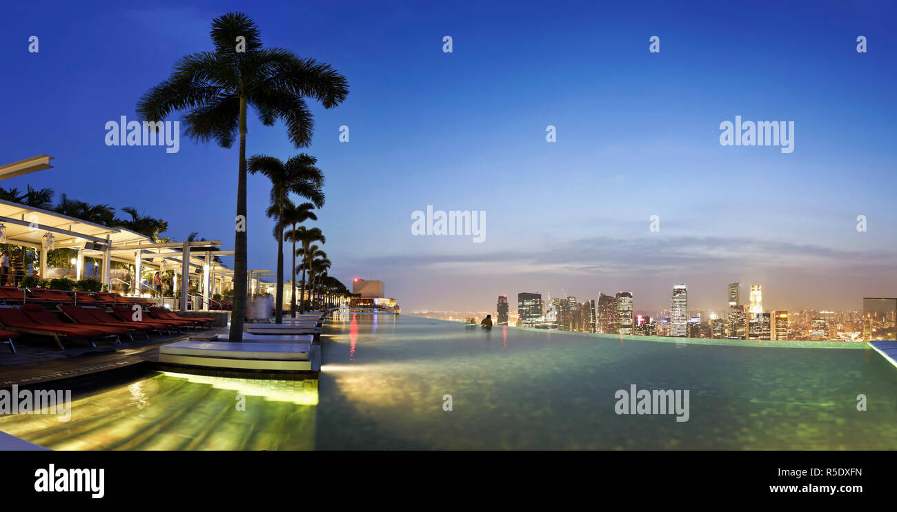 Singapour, Singapour et piscine sur le 57ème étage de Marina Bay Sands Resort Banque D'Images