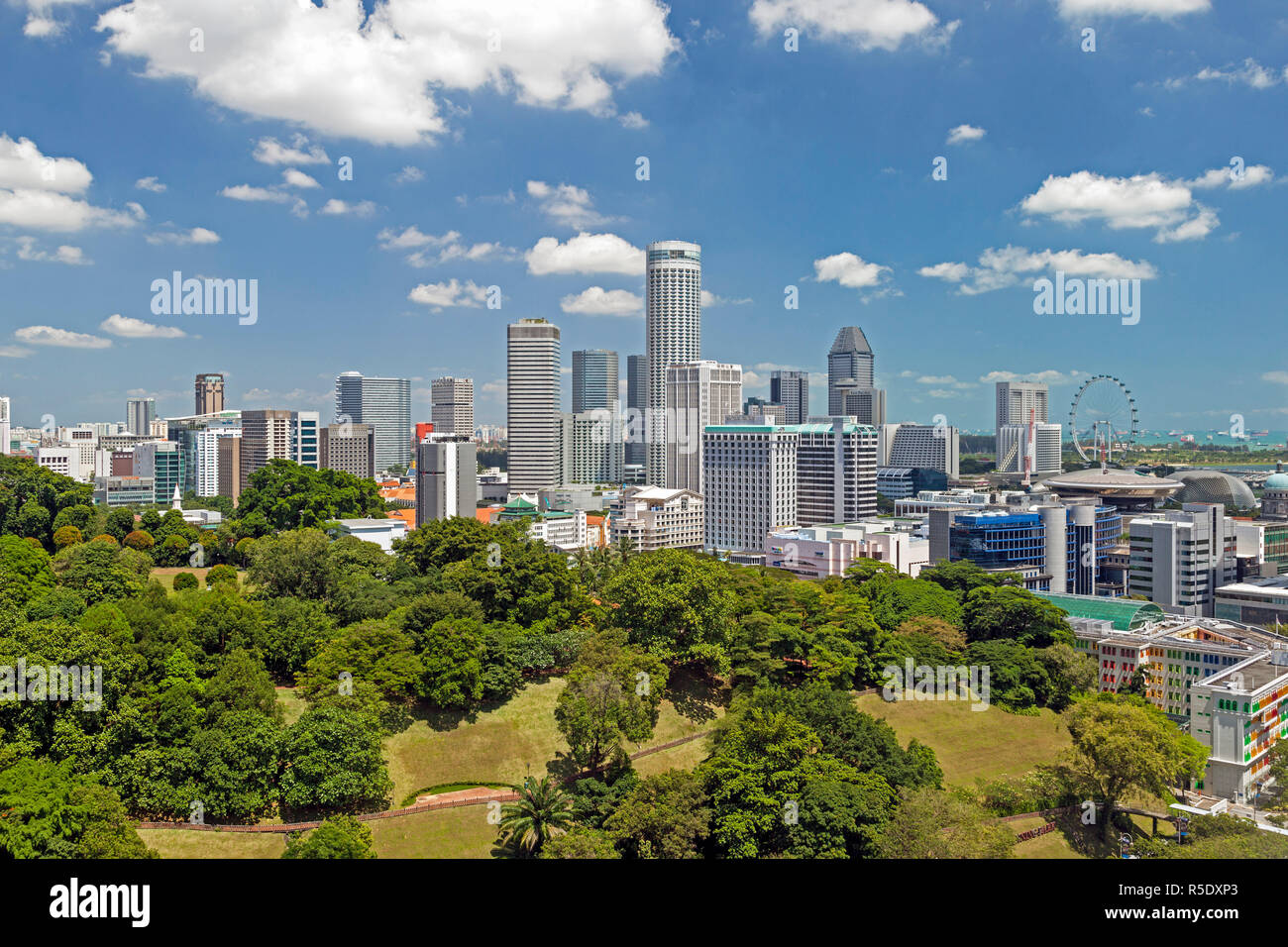 Singapour, augmentation de la vue sur Fort Canning Park et la ville moderne Banque D'Images